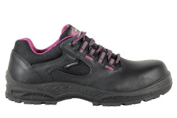 DELIA S3 SRC VÉDŐCIPŐ
COF12603-000.W36 DELIA S3 SRC VÉDŐCIPŐ
COF12603-000.W36
FEKETE BŐR FÉLCIPŐ/LILA SZÖVET/APT TALPLEMEZ
MODELLCSALÁD JELLEMZŐI: Utcai megjelenésű, kényelmes védőlábbelik kompozit védőkaplival és APT talplemezzel.
TALP: Kétrétegű PU/TPU talp. Antisztatikus (A), csúszásmentes (SRC), szénhidrogénekkel (pl. olaj) szemben ellenálló talp, energiaelnyelő sarokrésszel. A TPU külső réteg kiemelten kopásálló és nem hagy csíkot a padlón.
KÉNYELMI TALPBETÉT: EVANIT anatómiai kialakítású, lyukacsos, antisztatikus, kivehető talpbetét. Stabil járást és kényelmet garantál az eltérő vastagságú szerkezetnek köszönhetően (12/8/3,8mm).
BÉLÉS: DRYFRESH: lélegző, kopásálló, a lábfejet szárazon tartó belső bélés
EN ISO 20345:2011
TIPUSTANÚSÍTVÁNY:LETÖLTÉS
EK MEGFELELŐSÉGI NYILATKOZAT:LETÖLTÉS
