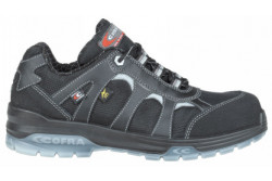 FRANKLIN BLACK SB E P FO SRC SZIGETELŐ TALPÚ VÉDŐCIPŐ
COF20610-001.W36 FRANKLIN BLACK SB E P FO SRC SZIGETELŐ TALPÚ VÉDŐCIPŐ
COF20610-001.W36
Magyarországi VU-1-10 vizsgálati utasítás szerinti darabvizsgálatnak nem lett alávetve. EN ISO 20345 szerinti NEM ANTISZTATIKUS, szigetelő talpú védőlábbeli.
FELSŐRÉSZ: Kiemelten lélegző, kopásálló AIR FREEDOM és MICROTECH
VÉDŐKAPLI: Kompozit 200J erőhatás ellen
BELSŐ BÉLÉS: Lélegző, kopásálló, nedvességelvezető, antibakteriális belső bélés
TELPBETÉT: EVANIT, anatómiai kialakítású, antibakteriális, kivehető, szövetfelületű
TALP: magas elektromos ellenállású kétrétegű PU/TPU talp
ÁTSZÚRÁS ELLENI VÉDELEM: APT átszúrásmentes talplemez ZERO PERFORATION, megnövelt elektromos ellenállással
SZIGETELŐ TULAJDONSÁGOK: A lábbeli sikeresen megfelelt a dielektromos ellenállás tesztjének a CAN/CSA Z195-14, ASTM F2412-11 vizsgálatok szerint. Tesztfeszültség: 18 000 VOLT, időtartam: 1 perc. Érték: szivárgóáram 0,25mA, követelmény: =<1mA (száraz környezet). A lábbeli elektromos ellenállása >2000 MOHM (száraz környzetben)
Ez a lábbeli nem elsődleges védőeszköz az áramütéssel szemben. Kiegészítő védőeszközként használható elektromos szerelési munkálatokhoz, azonban használata nem helyettesíti az elsődleges védőeszközök (pl. FAM védőkesztyű, FAM szigetelő szőnyeg, megfelelő FAM szerszámok) használatát.
A megadott ellenállási értékek száraz környezetben értendőek és nem vonatkoznak a szennyezett talpú (pl. útszóró só, fémforgács, egyéb szennyeződések) lábbelikre.
Mivel ez a lábbeli nem antisztatikus, hanem -éppen ellenkezőleg- szigetelő tulajdonságú, így használata egyáltalán nem javasolt robbanásveszélyes környezetben.
Villamos szigetelő tulajdonság hatására utaló jelzés (villám piktogram) szerepel a terméken.
Termékre vonatkozó szabvány: EN ISO 20345:2011
TÍPUSTANÚSÍTVÁNY: LETÖLTÉS
EK-MEGFELELŐSÉGI NYILATKOZAT: LETÖLTÉS